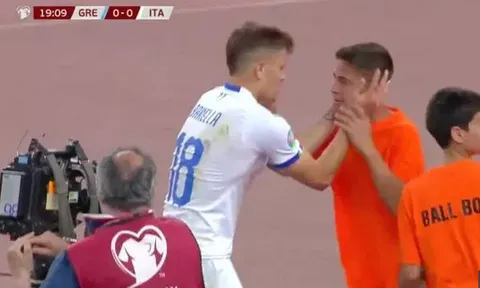 Sút thẳng vào mặt 'ball boy', mục tiêu của Arsenal ngay lập tức làm điều này