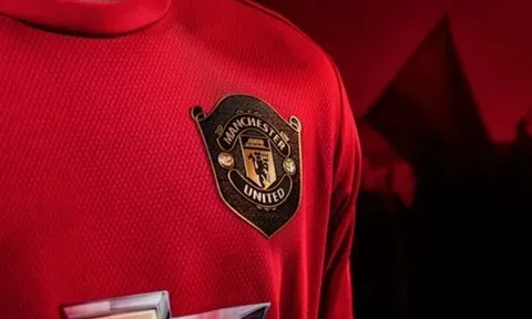 Tại sao logo của Man Utd được bao bọc bên ngoài?