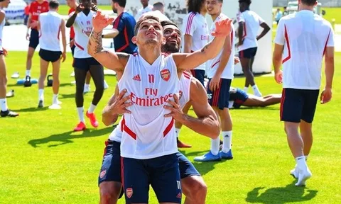 Tân binh Arsenal quá khổng lồ, nhấc bổng 'quái thú trung tuyến' như không