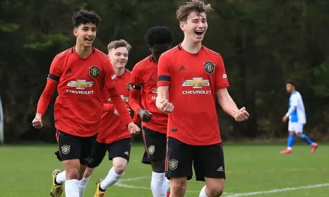 Tân binh ghi bàn ra mắt, Man Utd thắng sít sao