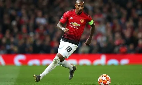 Tạt 'không trúng phát nào', Young đã gửi 1 thông điệp mạnh mẽ cho Ed Woodward