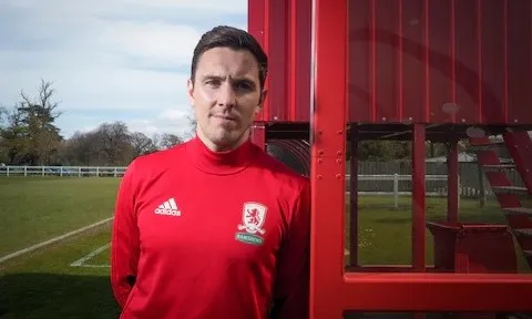 "Thánh tạt bóng" Premier League: Young vẫn thua một người