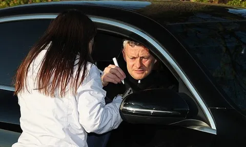 Quỷ đỏ thi đấu ngoan cường, Solskjaer được fan nữ "theo đuôi" đến tận sân tập