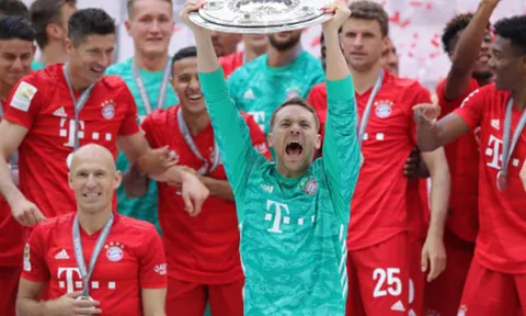 Thủ quân Neuer hành động cao cả trong lễ nâng cúp Bayern