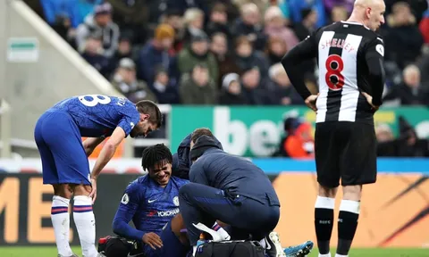 Thua sốc, Chelsea còn nhận thêm hung tin