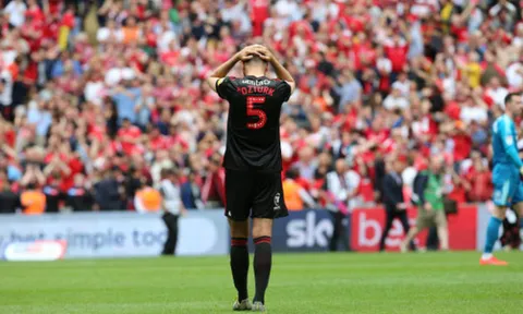 Thủng lưới phút bù giờ, 'Mèo đen' vẫn ở rất xa Premier League