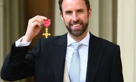 Thuyền trưởng Tam Sư đầy thu hút với "phụ kiện" đặc biệt ở Buckingham