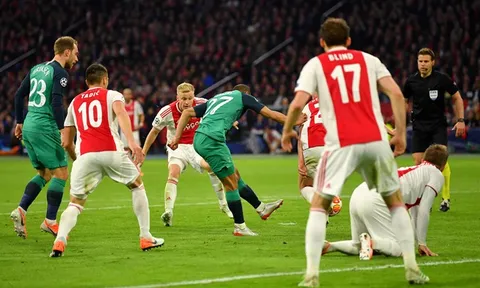 Tiền vệ Ajax phá bóng trong tay thủ môn đội nhà giúp Tottenham ghi bàn
