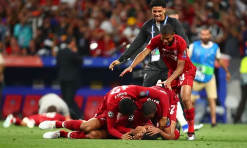 Tiếng còi kết thúc vừa vang lên, cầu thủ Liverpool này liền bị 'hành hạ'