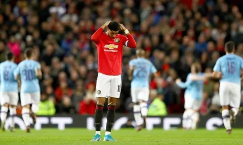 Tiếng la ó vang vọng khắp Old Trafford