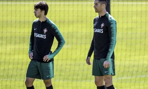 'Tôi chẳng nhớ Ronaldo nói gì, vì tâm trí chỉ nghĩ về việc ngồi cạnh anh ấy'
