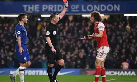 'Tôi đồng cảm với Luiz, cậu ta gặp rắc rối bởi cầu thủ Arsenal đó'