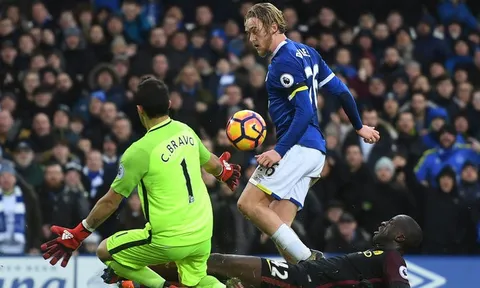 CHÍNH THỨC: Everton ký hợp đồng với người từng hạ sát Man City