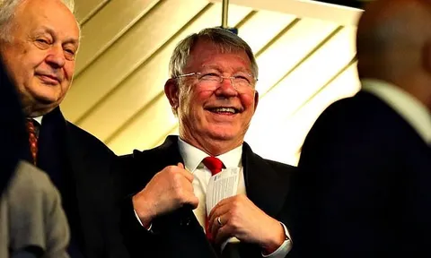 Trên khán đài, Sir Alex phản ứng ra sao khi M.U đè bẹp Chelsea?