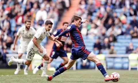 Trình độ Barca B vẫn đủ biến Varane thành 'trò hề'