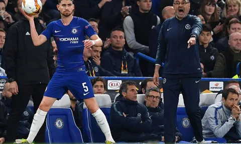 Trò cưng HLV Sarri nói lời phũ phàng, ngăn cản thầy về Juventus