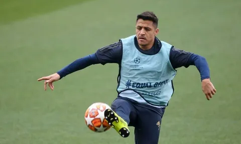 'Ông già' Alexis Sanchez vất vả khống chế bóng ở Camp Nou