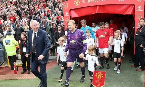 Trở lại dẫn dắt Man Utd, Sir Alex được chào đón nồng nhiệt