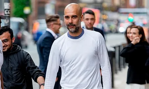 Trốn học trò, Pep Guardiola đi ăn mừng tại nhà hàng của sao Man United