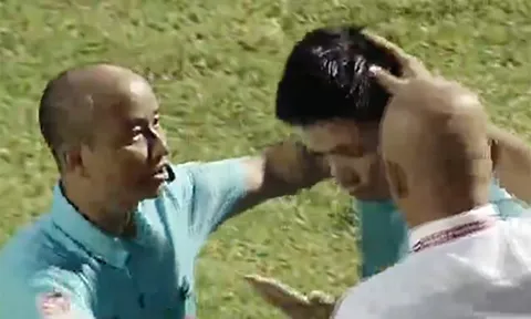 Không công nhận bàn thắng cho Nam Định, tổ trọng tài trên sân Thanh Hóa bị "tấn công"