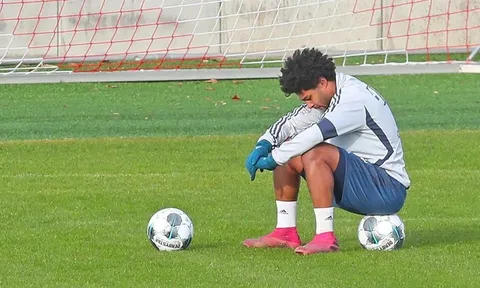 Trụ cột thất thần, ngồi gục 1 chỗ khiến Bayern không khỏi lo lắng