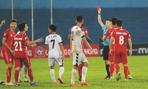 Trọng tài V-League rút nhầm thẻ đỏ bị treo còi