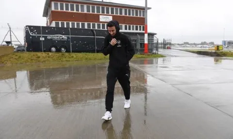 Tương lai mờ mịt, Mkhitaryan lầm lũi lên máy bay rời London