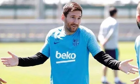 Cuối cùng, Messi cùng bày tỏ thái độ này trong buổi tập của Barca