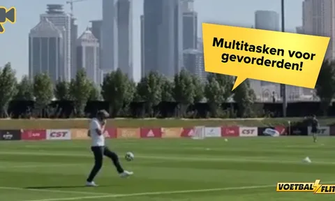 Van der Sar 49 tuổi vừa nghe điện thoại vừa tâng bóng điệu nghệ