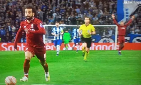 Van Dijk ăn mừng bàn thắng trước cả khi Salah ghi bàn