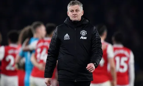 Van Persie tức giận: "Solskjaer không nên làm thế!"