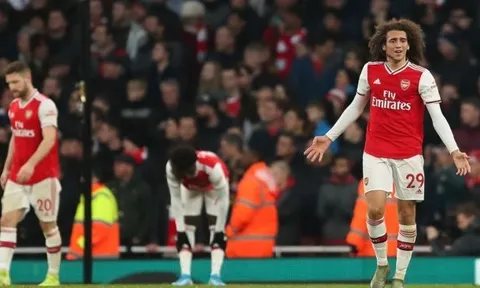 Vì sao Arsenal lại rơi xuống vũng bùn như thời điểm hiện tại?