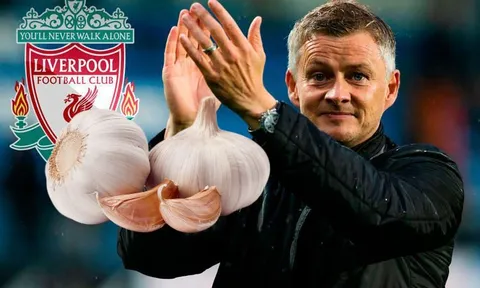 Vì sao M.U rải tỏi ở Old Trafford trước trận gặp Liverpool?