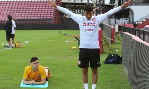 Đặng Văn Lâm phải ở ngoài sân trong buổi tập của Muangthong