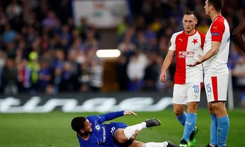 Vớ rách đẫm máu, Hazard vẫn ngoan cường giúp Chelsea đi tiếp