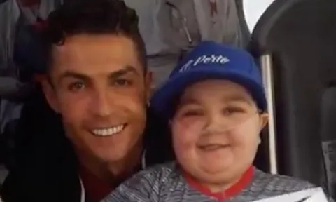 Với hành động này, Ronaldo lại đốn tim người hâm mộ
