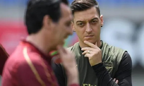 Với phản ứng này, cơ hội đá chính của Ozil mờ mịt hơn bao giờ hết