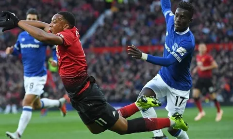 Vòng 35 Premier League: Quỷ Đỏ sẽ bị "cướp"