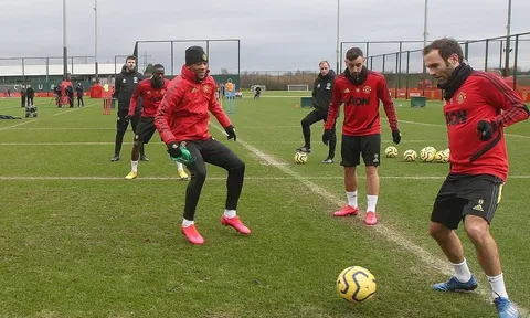 Martial nói gì khi sắp đá cặp Fernandes?