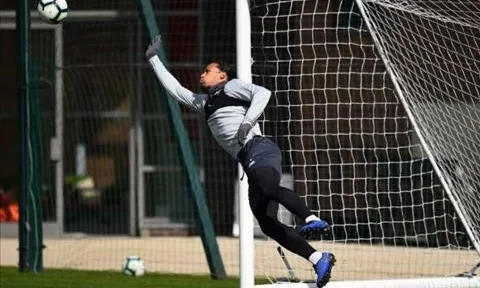 Vừa trở lại, Van Dijk đã chiếm luôn vị trí của bom tấn