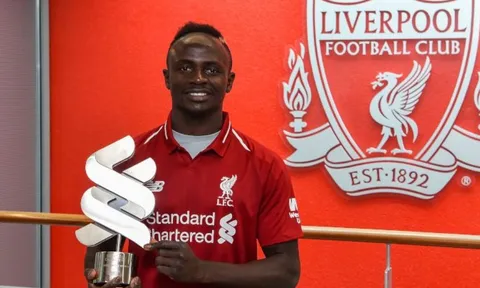 Vượt Van Dijk, cầu thủ xuất sắc nhất tháng của Liverpool là...