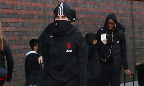 Pogba "mất tích", lại chiêu trò của Raiola?