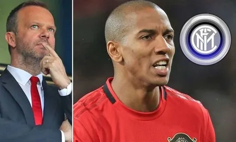 CĐV Man Utd "sôi máu" vì cuộc tình giữa Quỷ Đỏ và Ashley Young