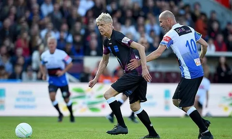 Sốt với hình ảnh Wenger dùng kỹ năng vượt qua sự truy cản của Zidane