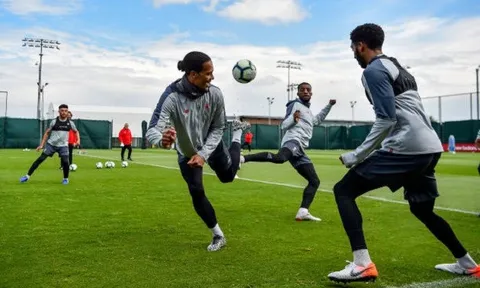 Wijnaldum tròn mắt trước kĩ năng chơi bóng thượng thừa của bom tấn Liverpool