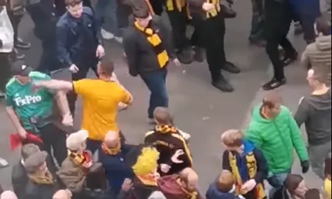 Wolves thua trận, fan điên loạn một mình đấm hàng loạt CĐV Watford