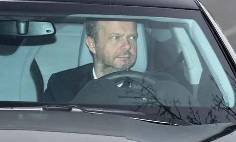 Woodward tới sân tập Man Utd, 5 viện binh cũng trở lại