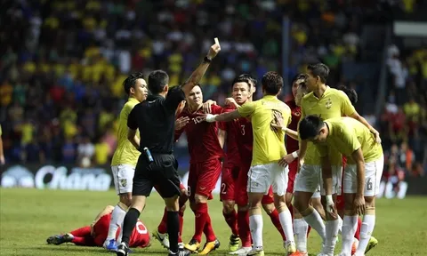 Tát Văn Hậu, đạp giò Ngọc Hải - "Thánh đá xấu" của Thái Lan bật bãi khỏi J-League