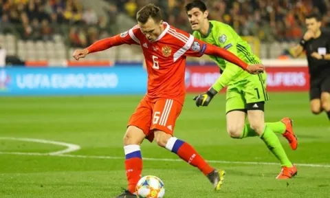 Xử lý vụng về, Courtois biến mình thành gã hề ở khung gỗ