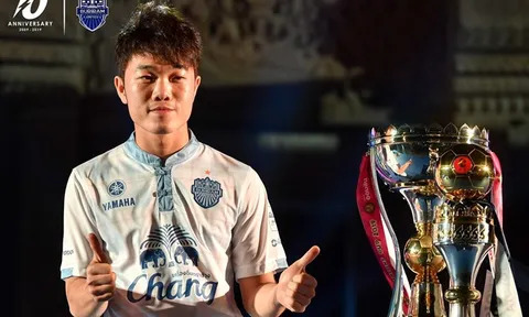 Xuân Trường bảnh bao bên cạnh cúp vô địch Thái League của Buriram